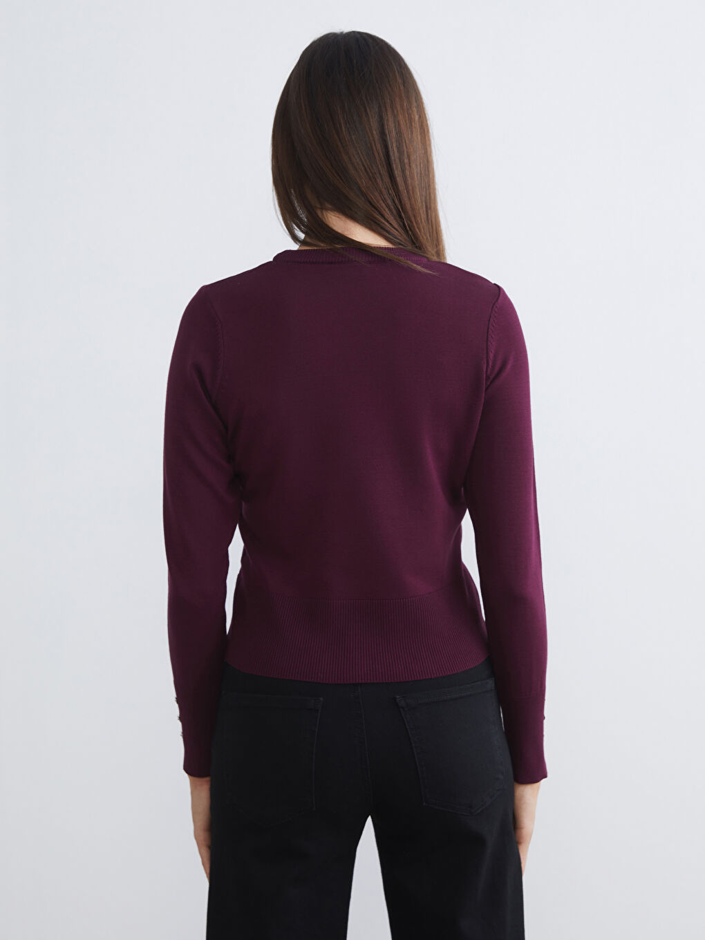 Женский трикотажный свитер с круглым вырезом-3