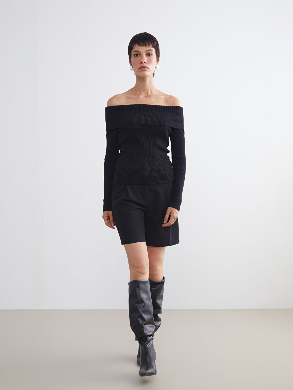 Siyah Kayık Yaka Kadın Triko Kazak-1