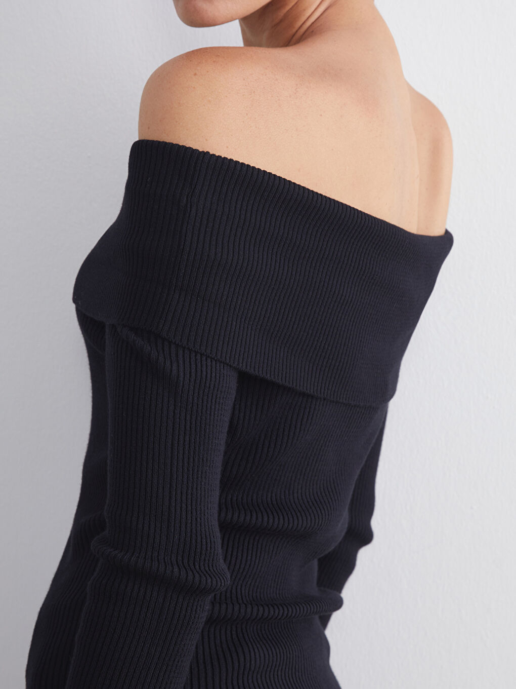 Siyah Kayık Yaka Kadın Triko Kazak-2