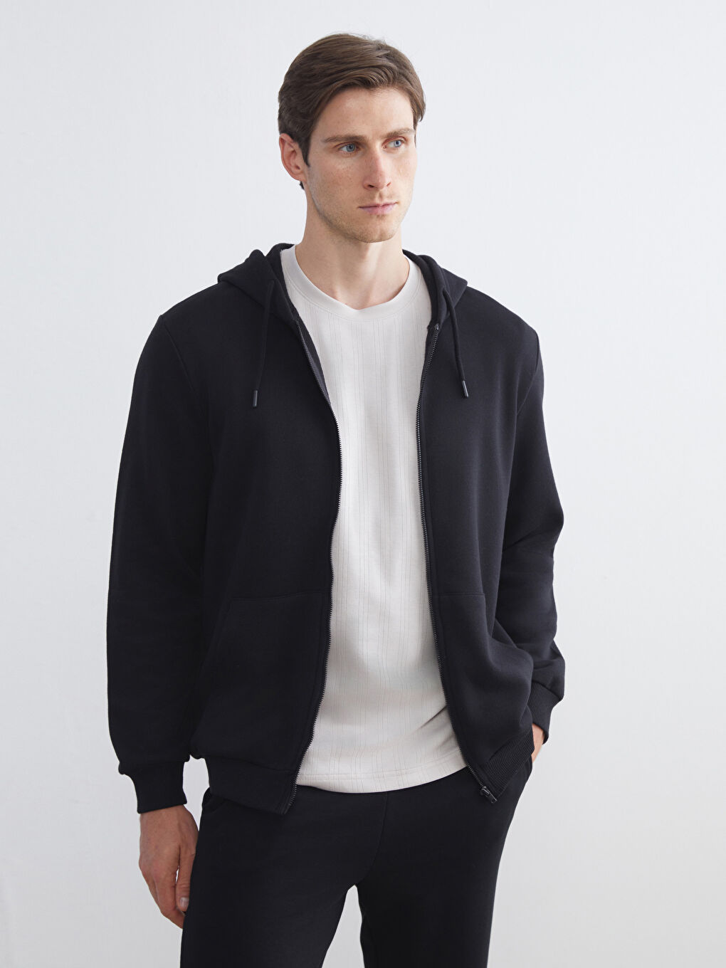 Siyah Kapüşonlu Uzun Kollu Erkek Fermuarlı Sweatshirt