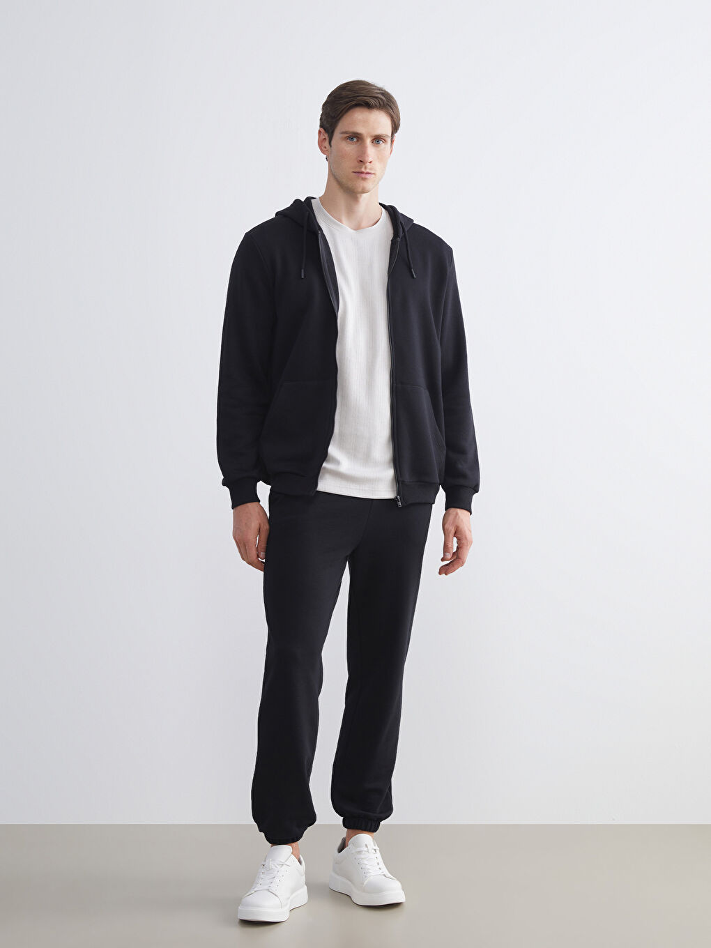 Siyah Kapüşonlu Uzun Kollu Erkek Fermuarlı Sweatshirt-1