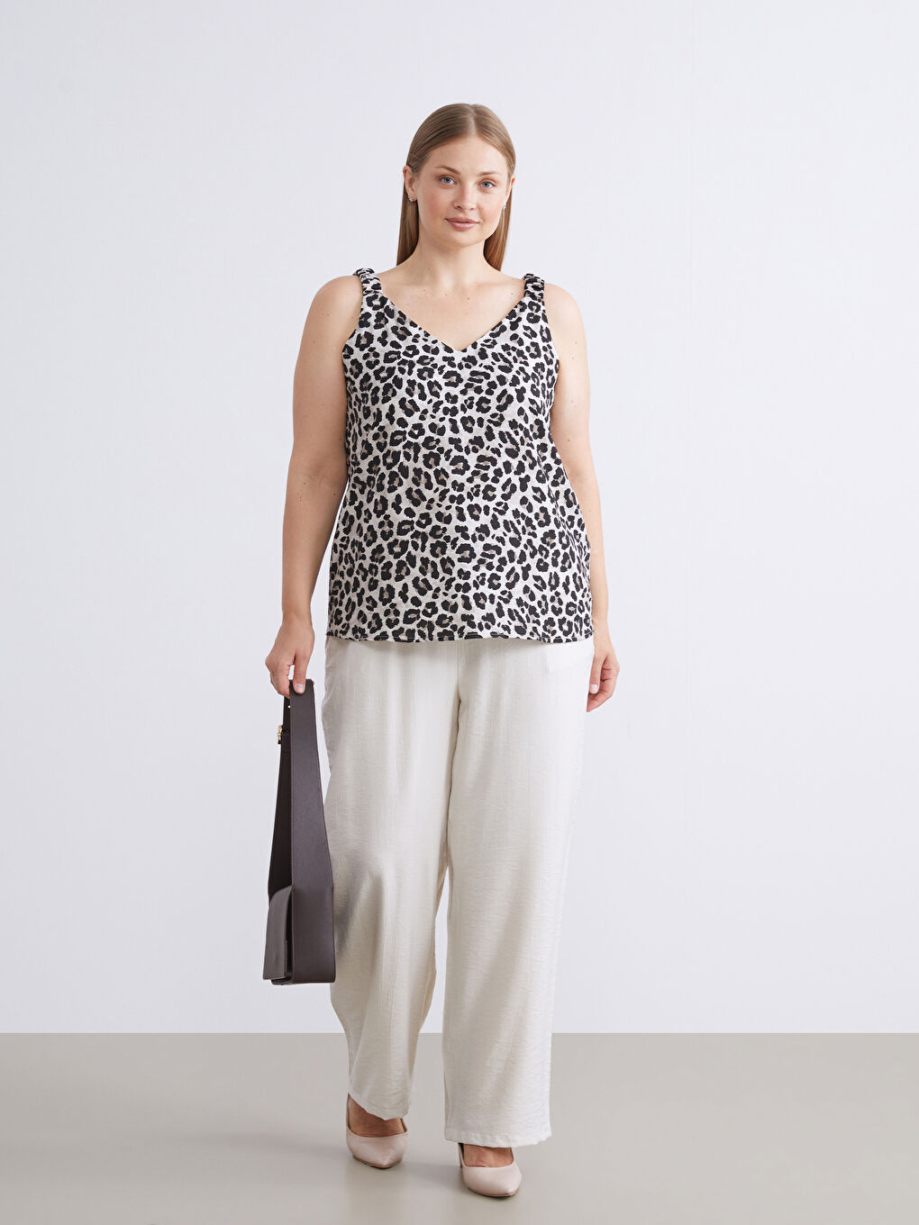 Блузка с V-образным вырезом и леопардовым принтом-5