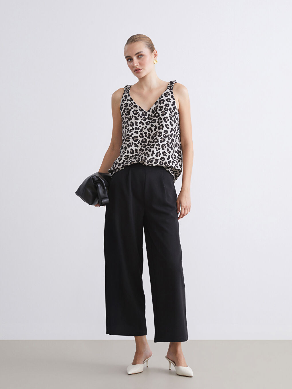 Блузка с V-образным вырезом и леопардовым принтом-2