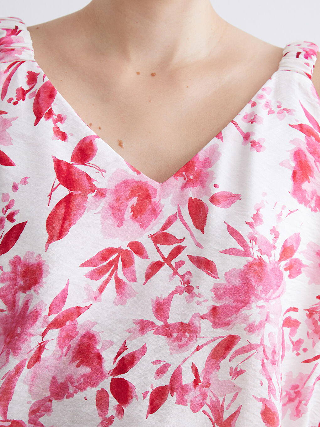 Pembe V Yaka Çiçekli Bluz-3