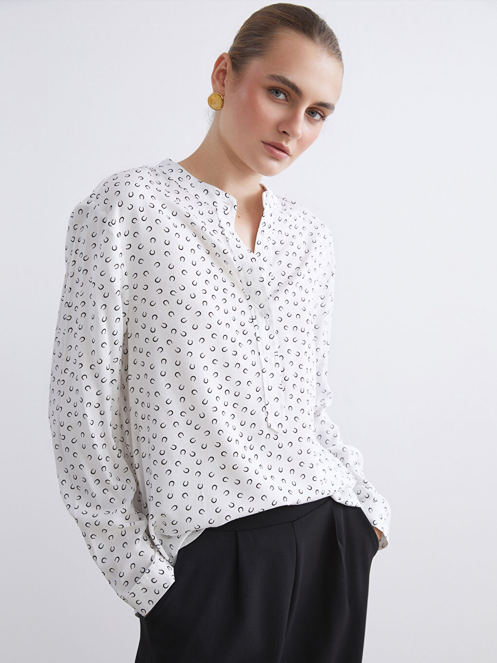 Bluza sa okovratnikom i uzorkom