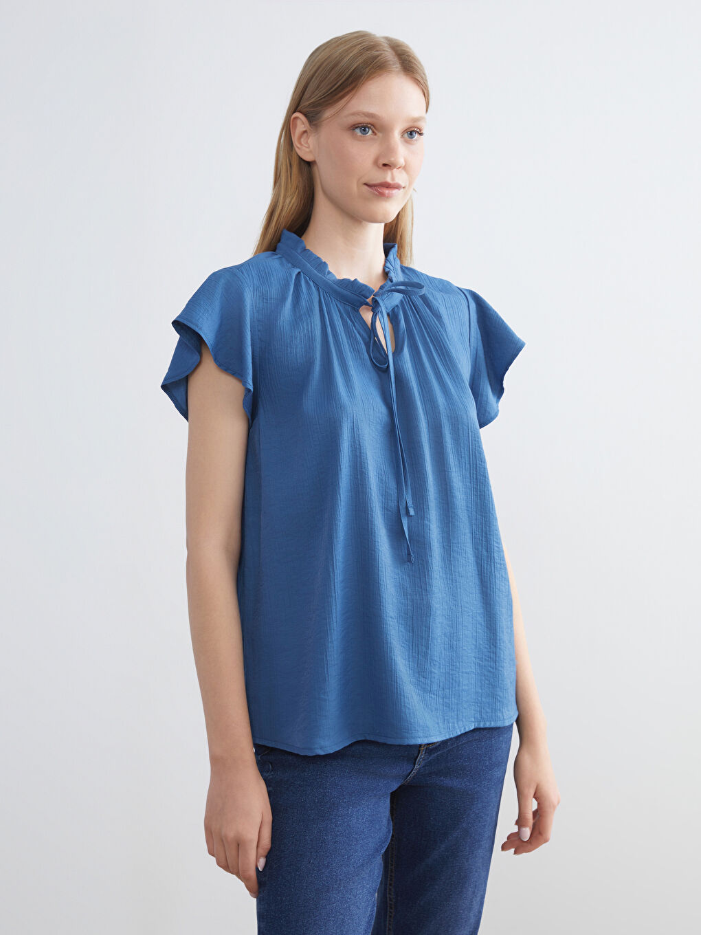 Bluza s teksturom i vezanjem oko vrata