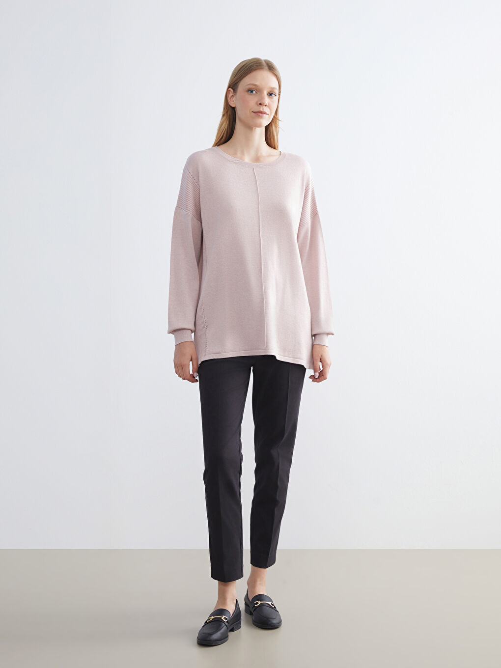 Жіночий трикотажний светр з круглим вирізом-1