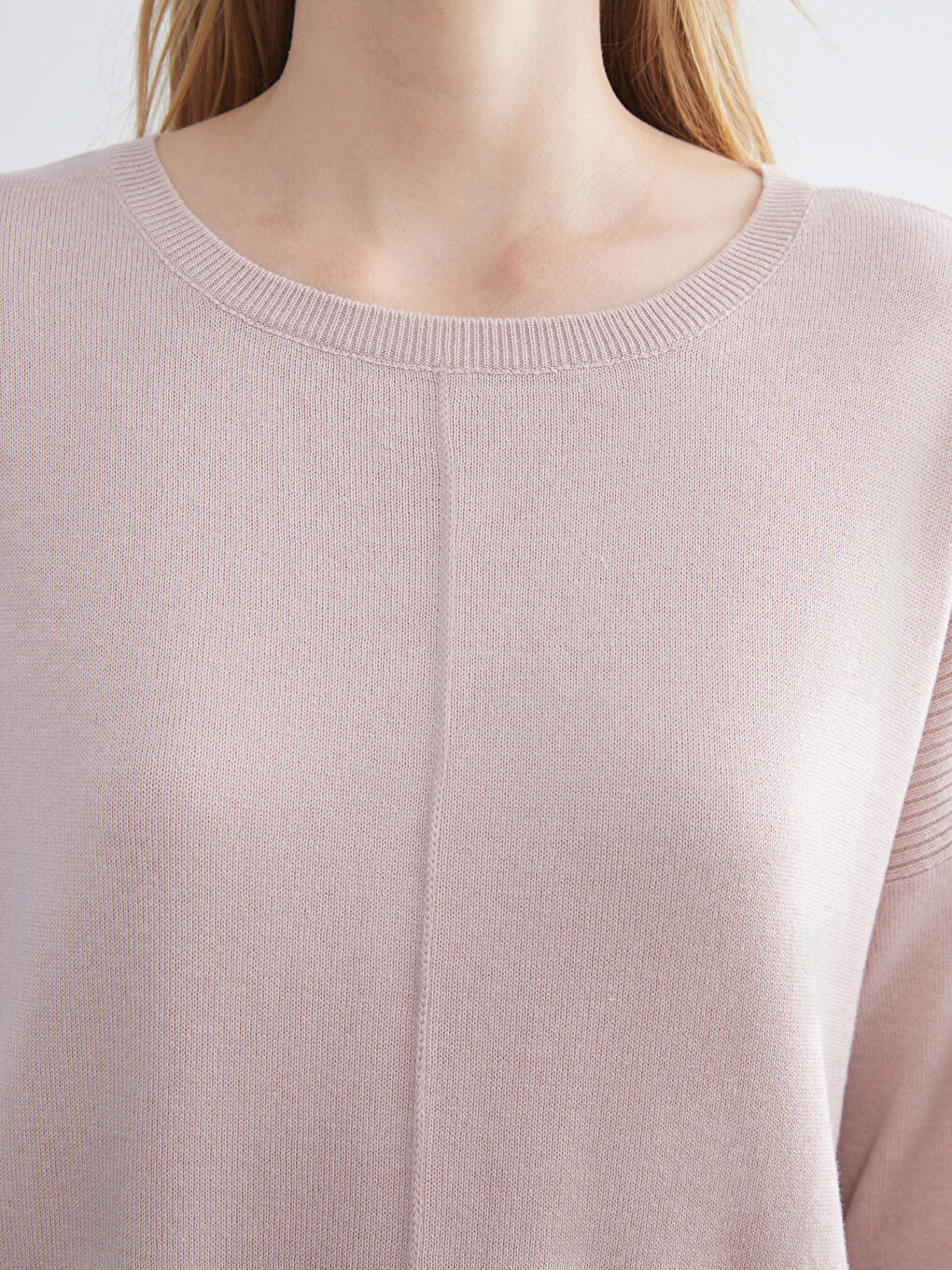 Жіночий трикотажний светр з круглим вирізом-2