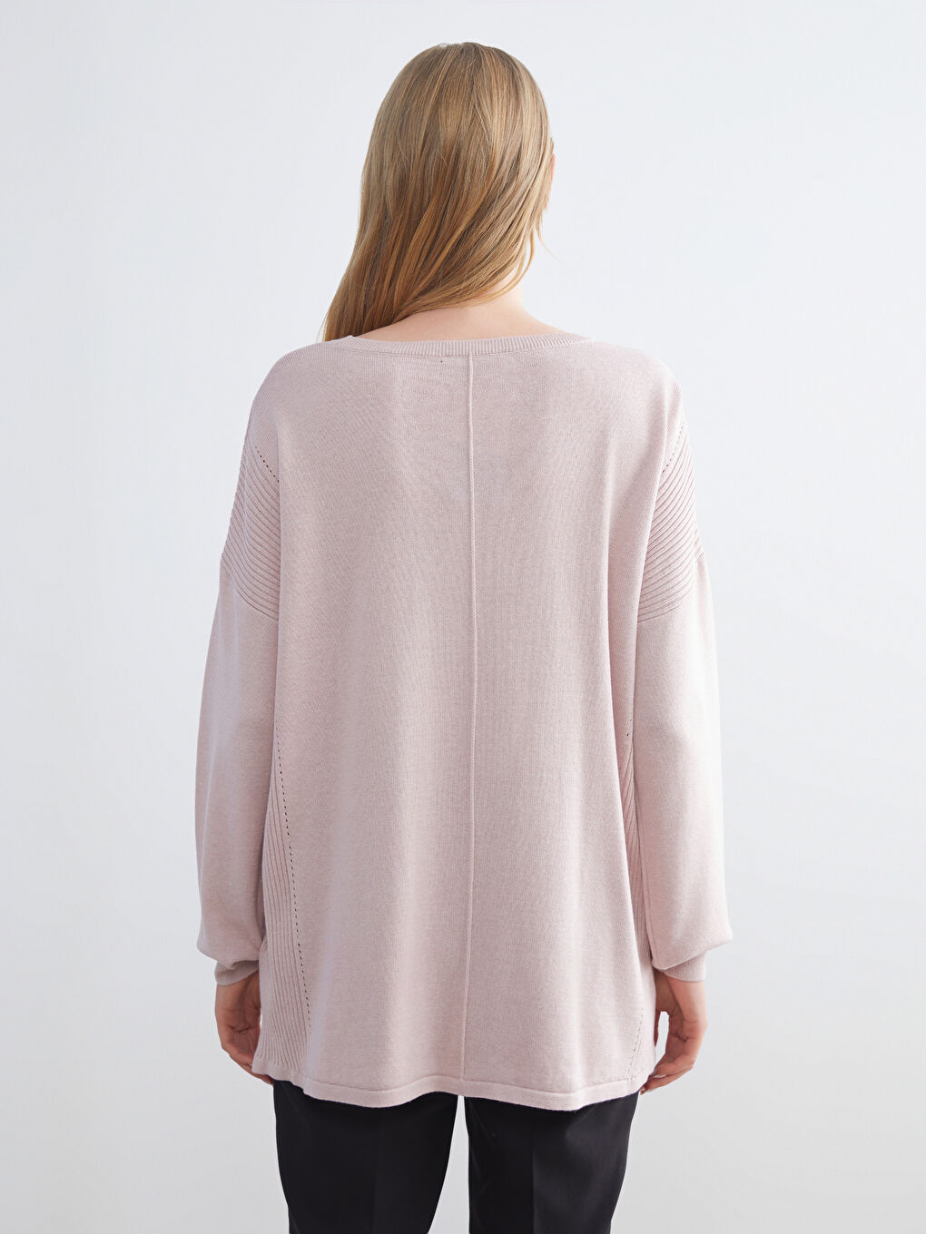 Жіночий трикотажний светр з круглим вирізом-3