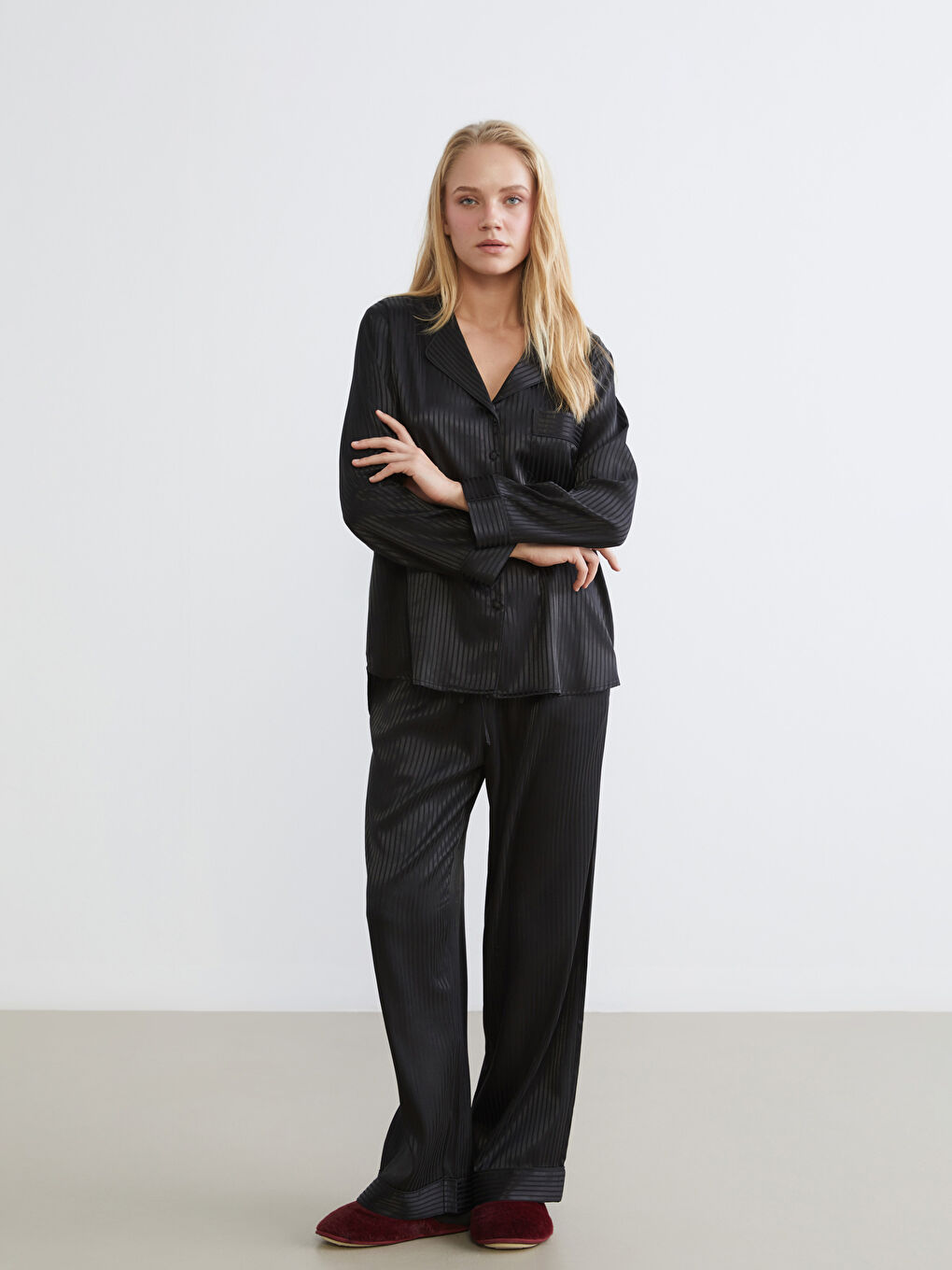 طقم بيجامة ستان مخطط بياقة قميص للسيدات-1