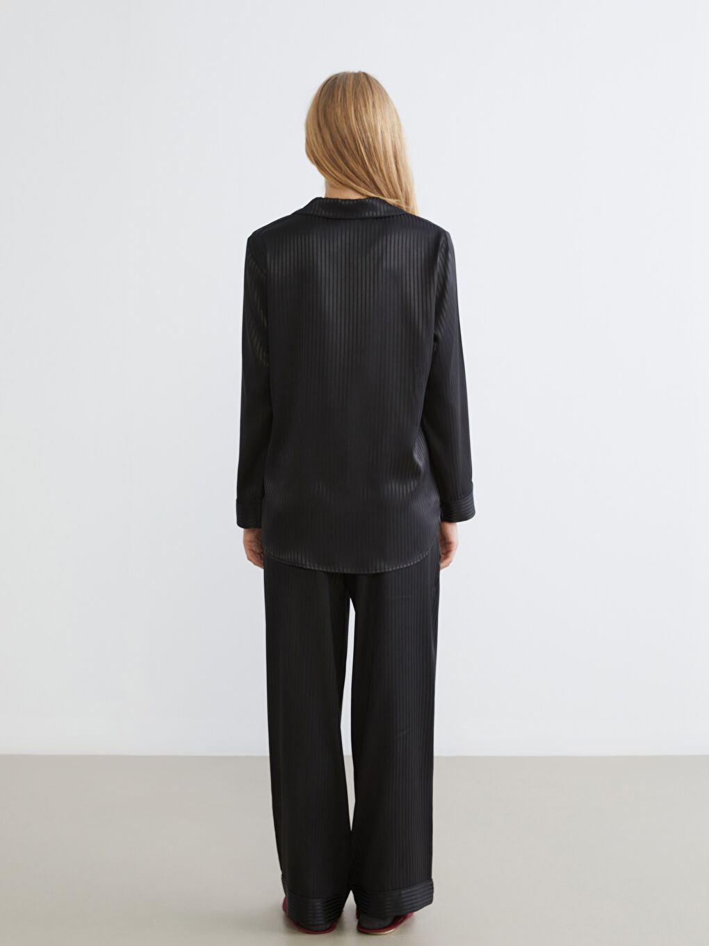 طقم بيجامة ستان مخطط بياقة قميص للسيدات-3