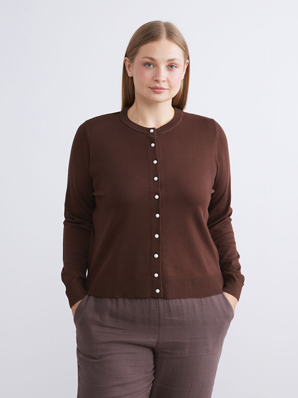 Kahverengi İnci Düğmeli Kadın Triko Hırka-1