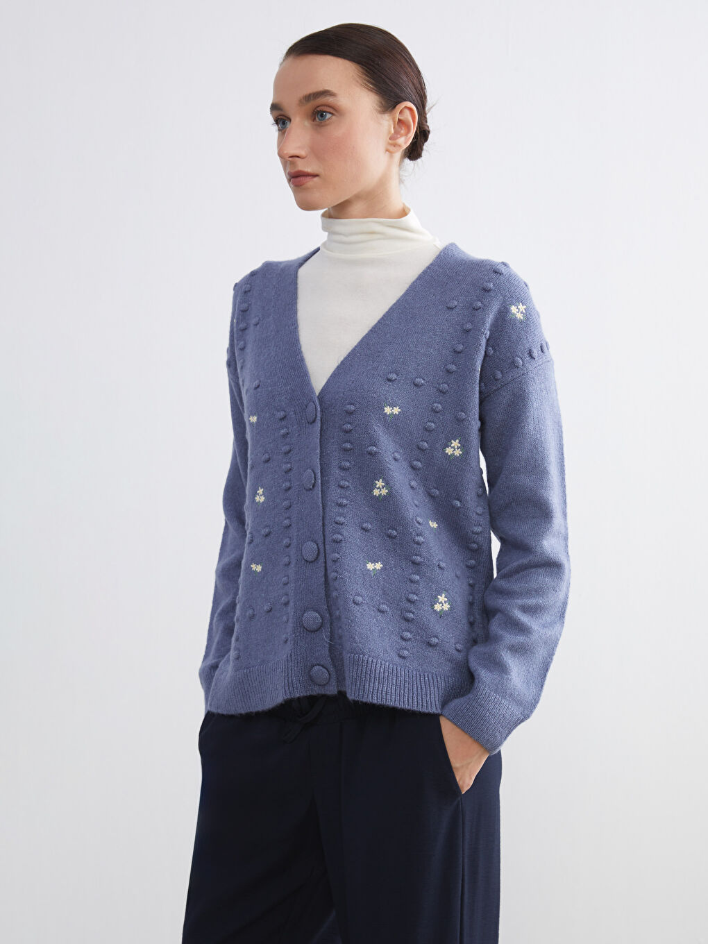 Mavi V Yaka Çiçek Nakışlı Kadın Triko Hırka