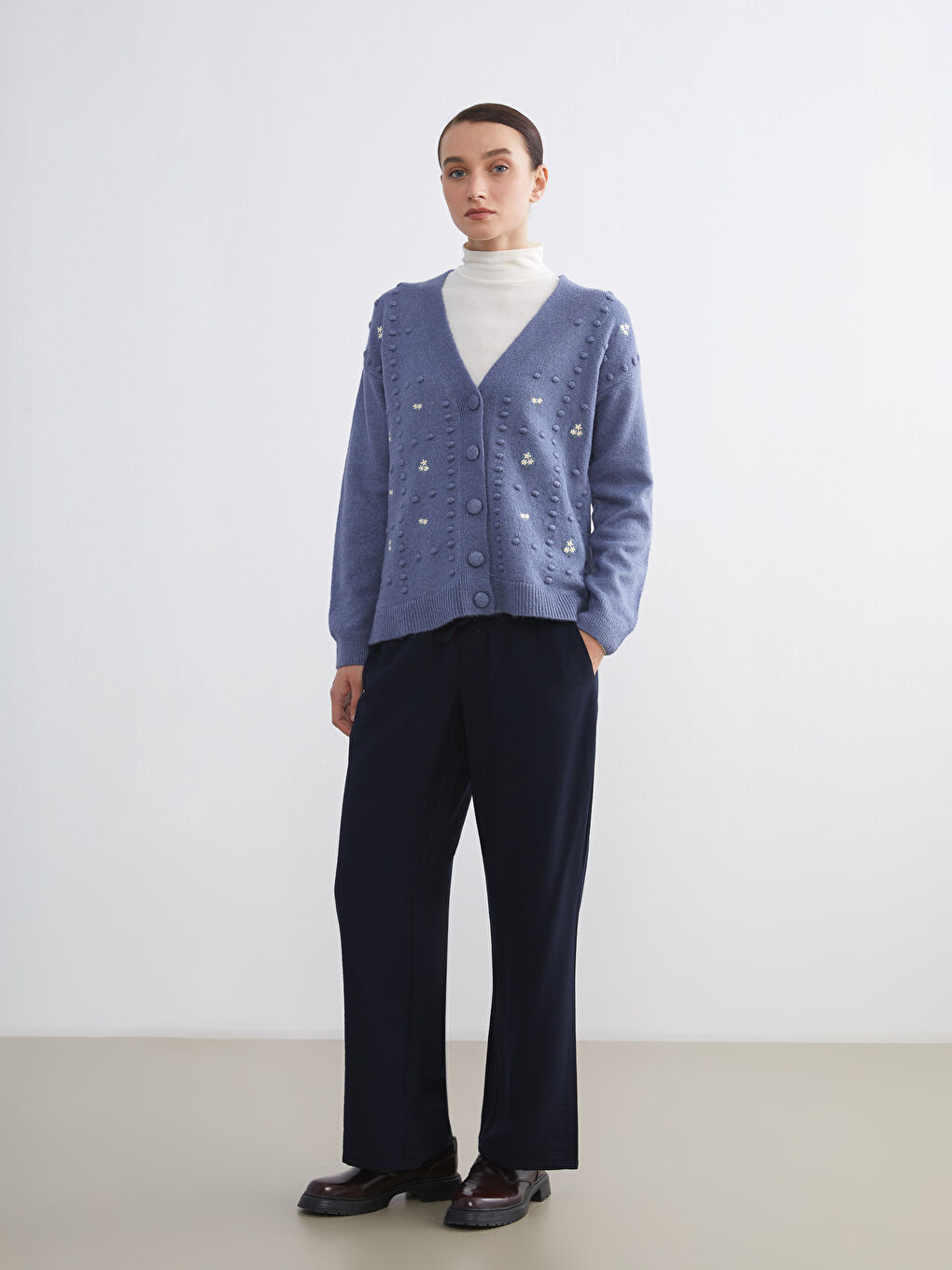 Mavi V Yaka Çiçek Nakışlı Kadın Triko Hırka-1