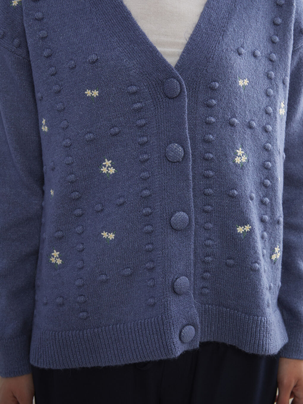 Mavi V Yaka Çiçek Nakışlı Kadın Triko Hırka-2