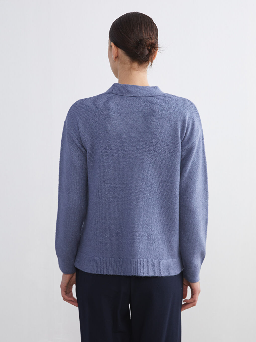 Mavi V Yaka Çiçek Nakışlı Kadın Triko Hırka-3