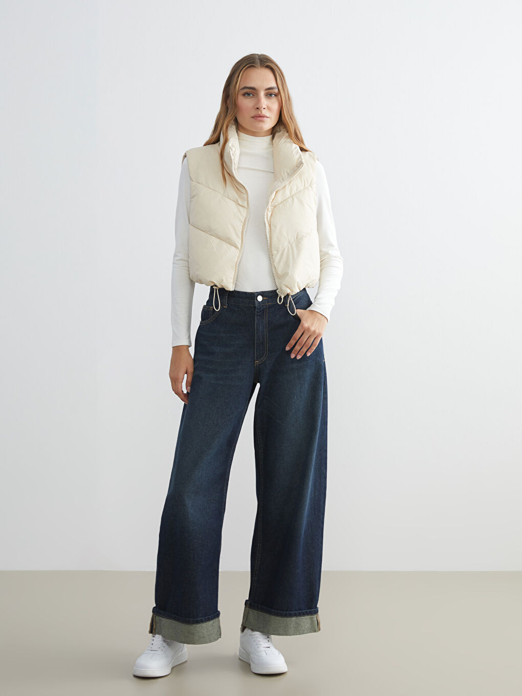 Ženski kratki puffer prsluk sa visokim okovratnikom-1