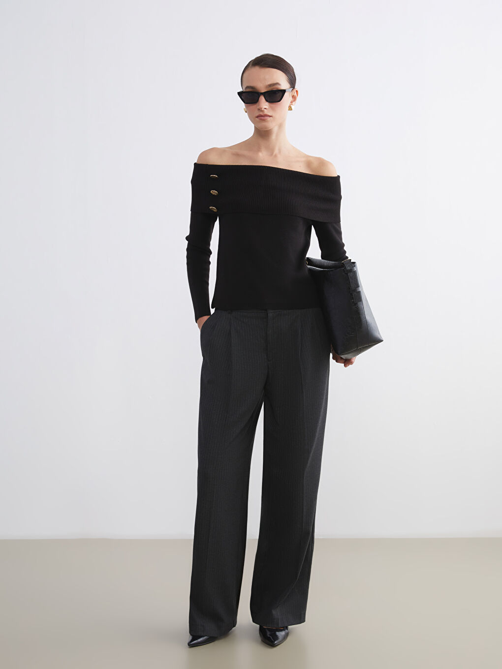 Siyah Kayık Yaka Kadın Triko Kazak-1