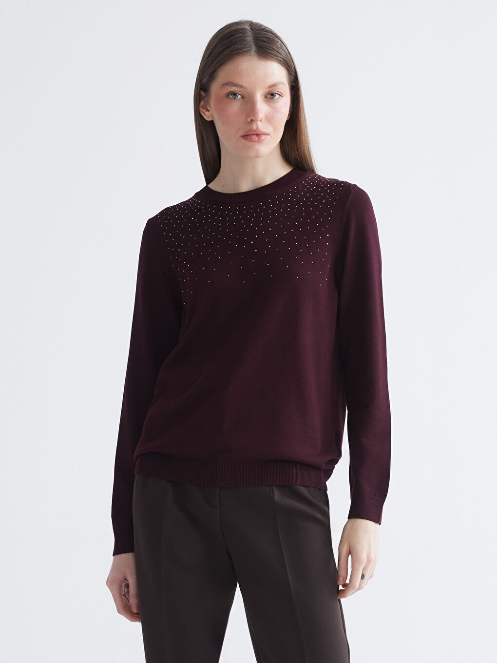 Džemper od trikotaže sa okruglim izrezom ukrašen cirkonima za žene