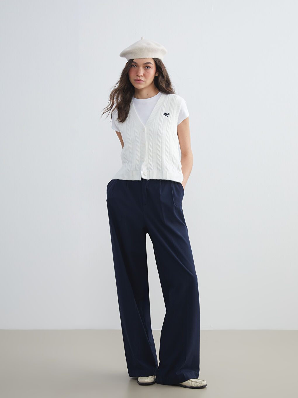 Ekru V Yaka Kendinden Desenli Kadın Triko Süveter-1