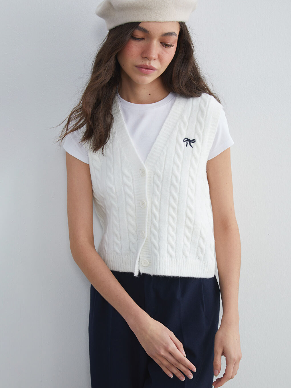 Ekru V Yaka Kendinden Desenli Kadın Triko Süveter-2