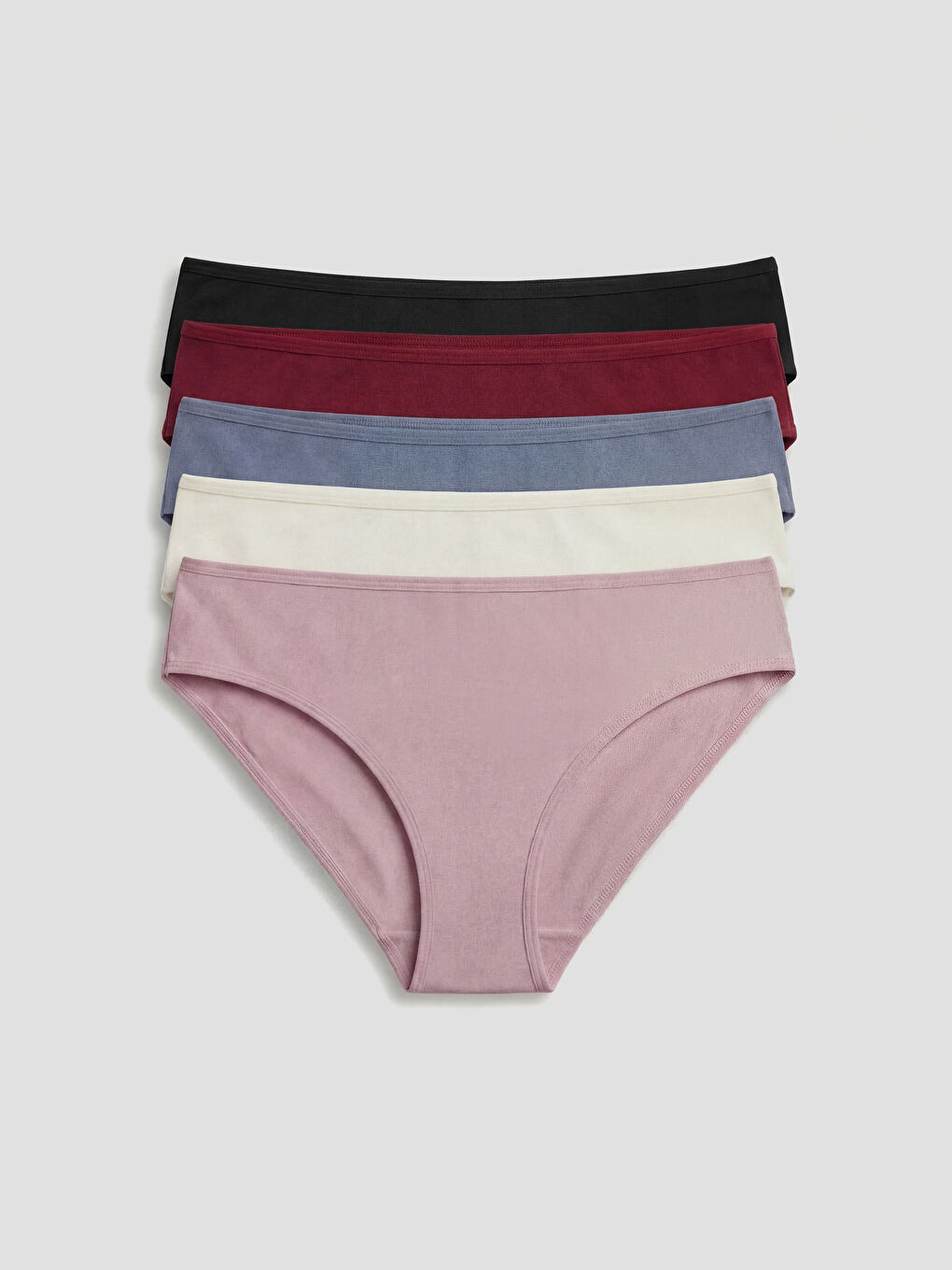 Комплект из пяти классических трусиков-бикини.