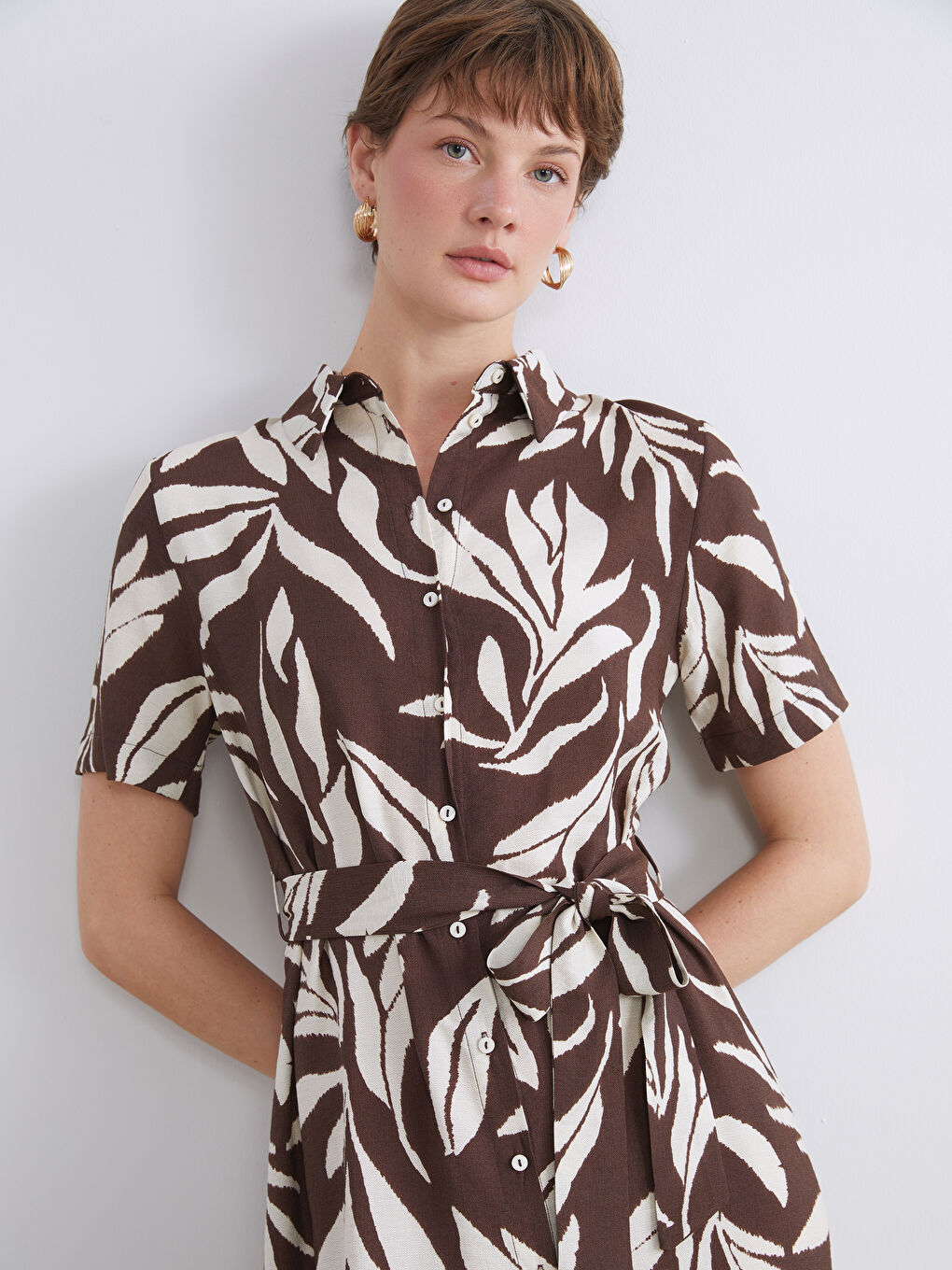 Kahverengi Desenli Kuşaklı Gömlek Elbise