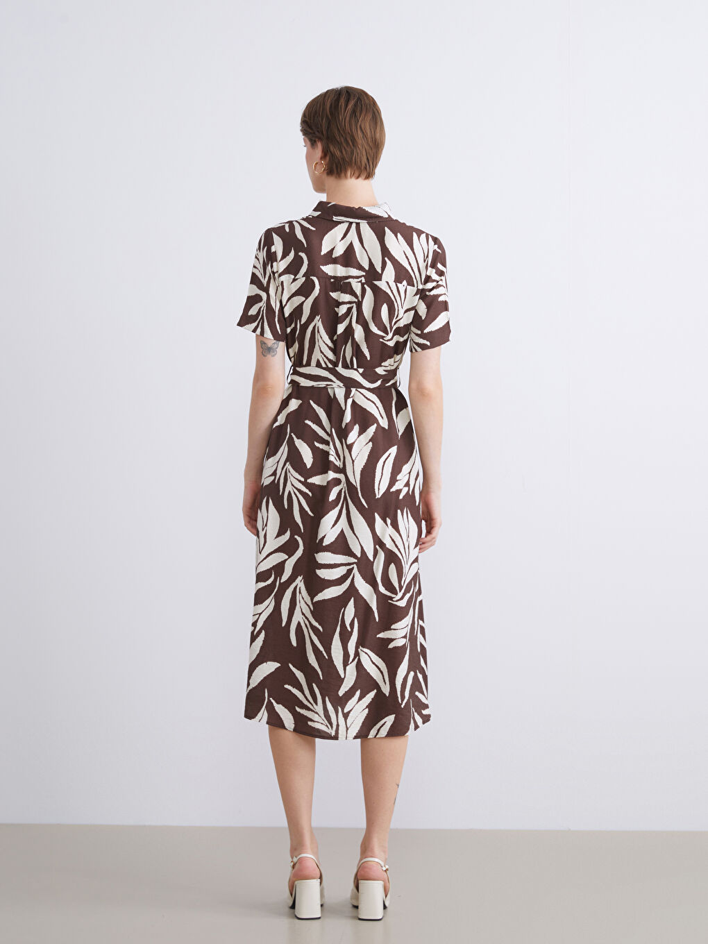 Kahverengi Desenli Kuşaklı Gömlek Elbise-4