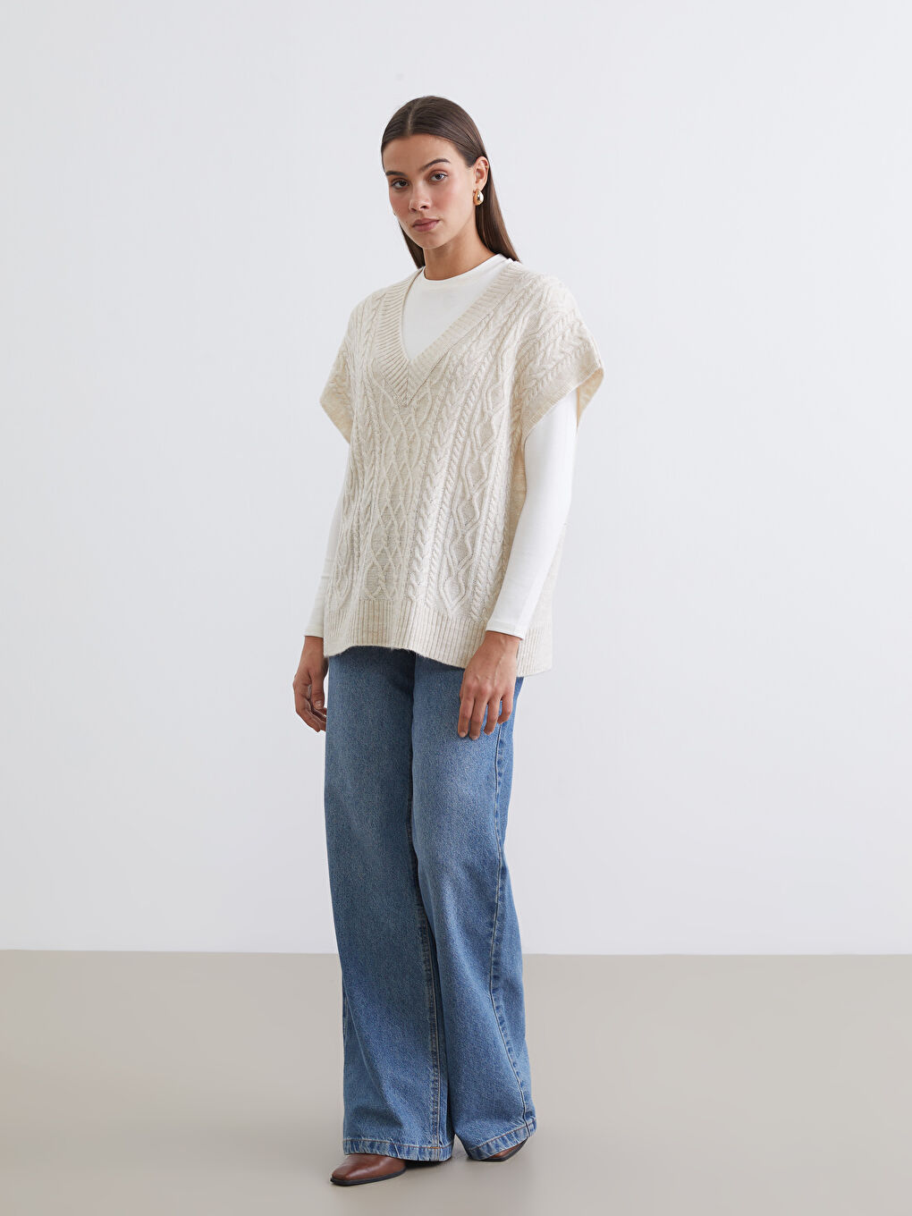 Ekru V Yaka Kendinden Desenli Oversize Kadın Triko Süveter-1