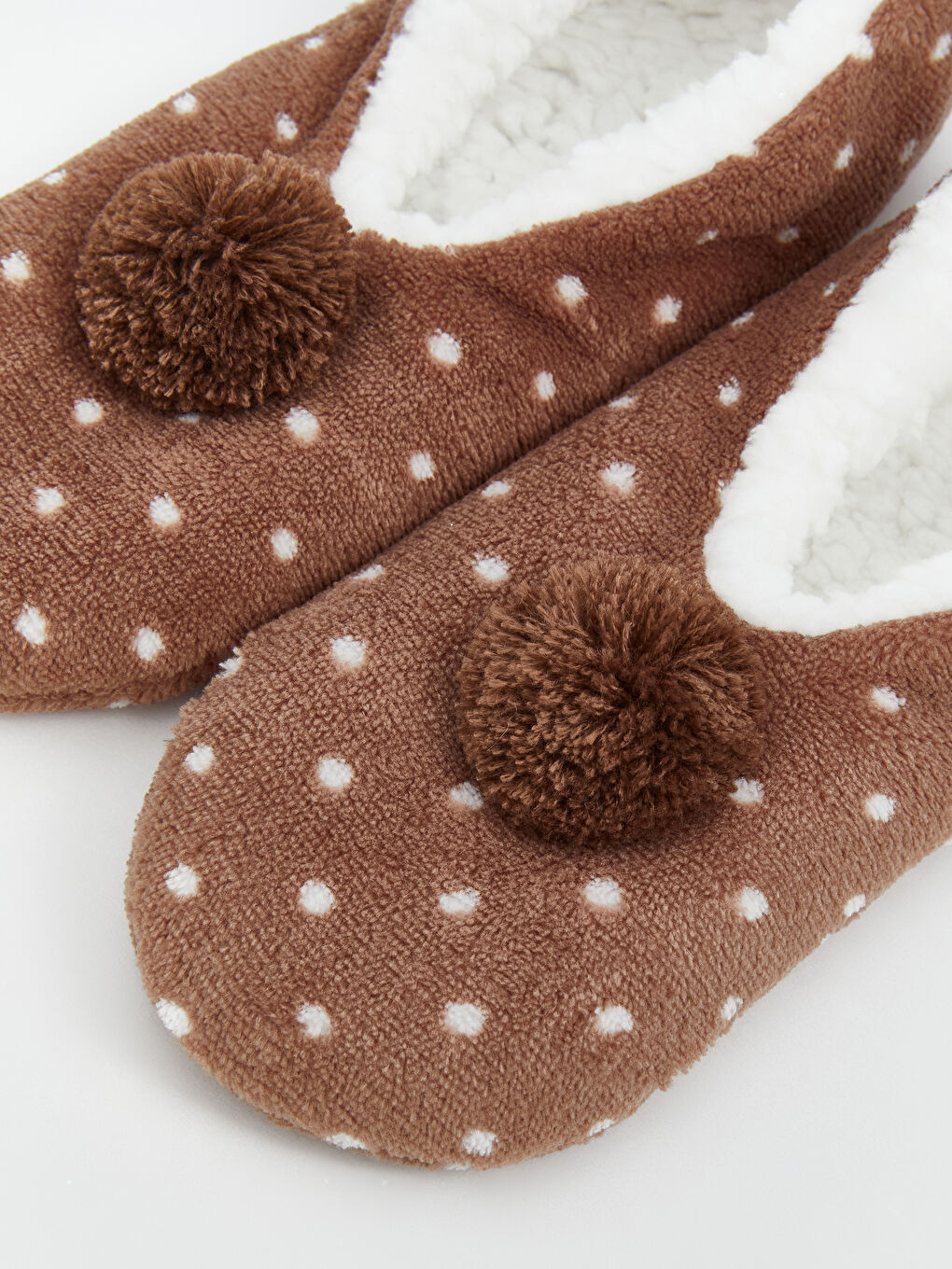 Kahverengi Puantiyeli Kadın Kaydırmaz Taban Ev Çorabı-3