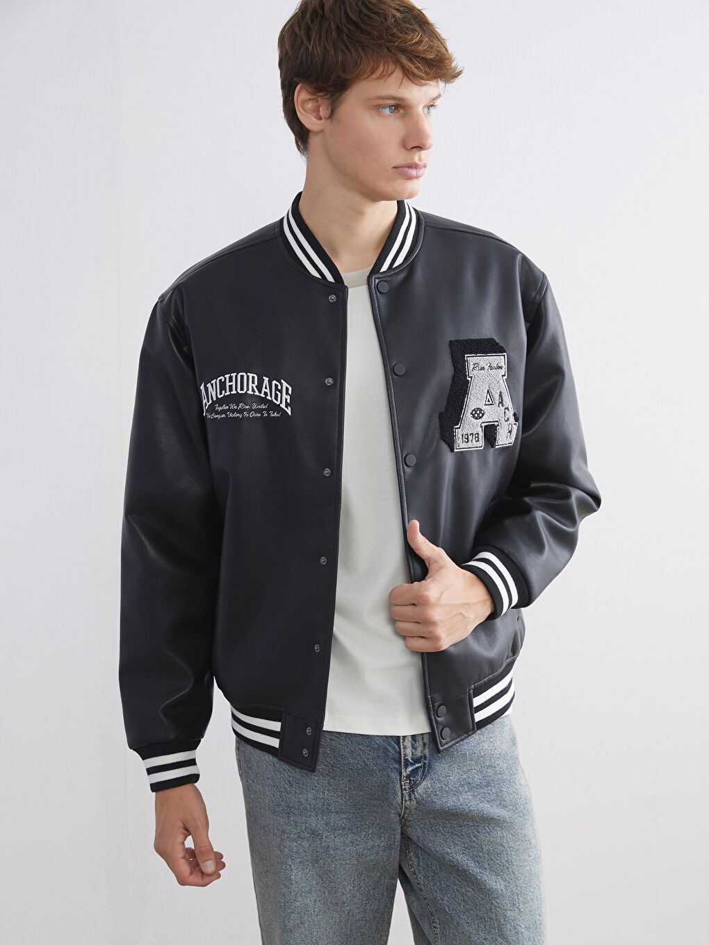 Siyah Kolej Yaka Nakışlı Erkek Deri Görünümlü Ceket