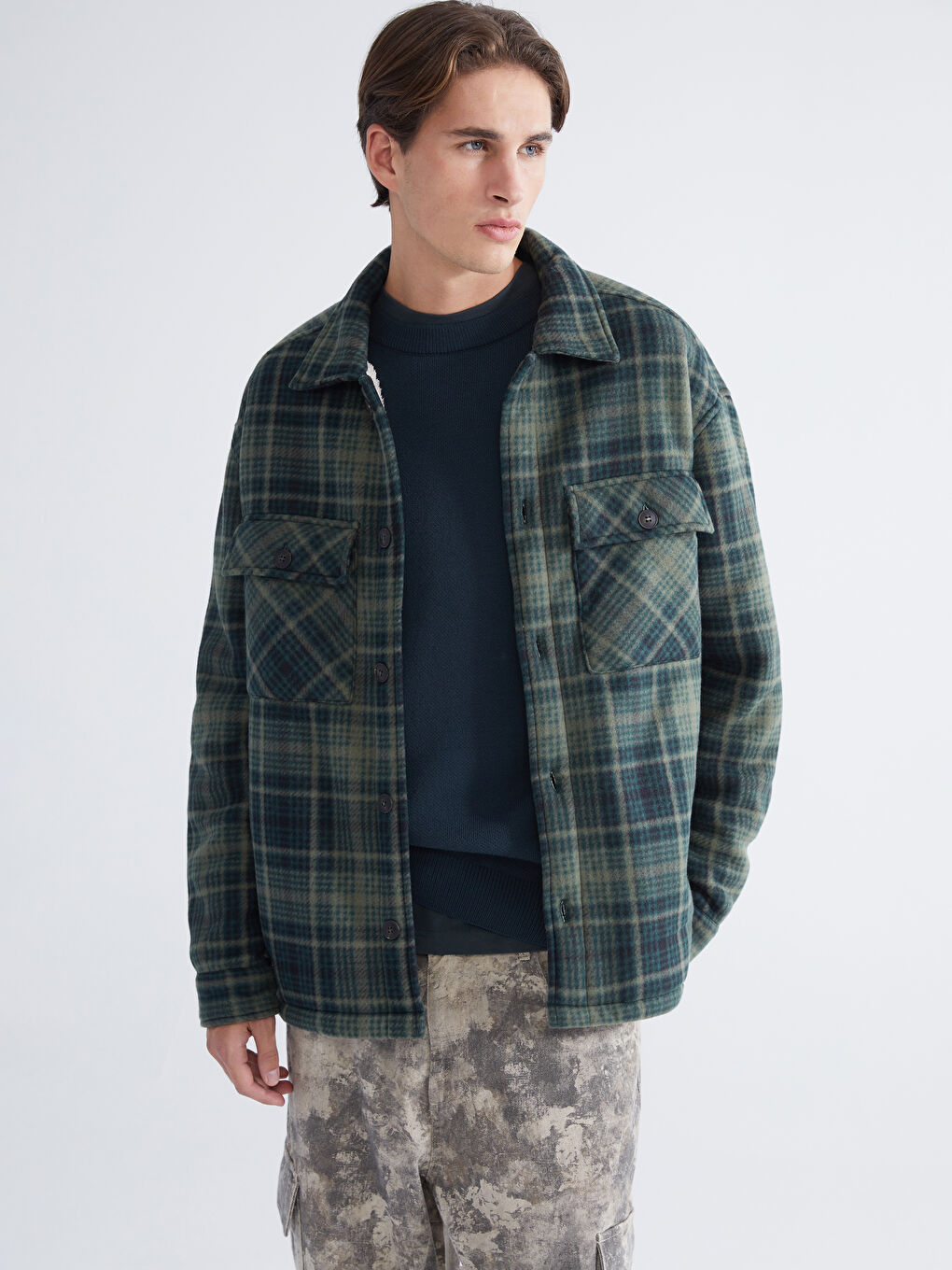 თავისუფალი ჭრის გრძელმკლავიანი მამაკაცის პერანგის ჟაკეტი