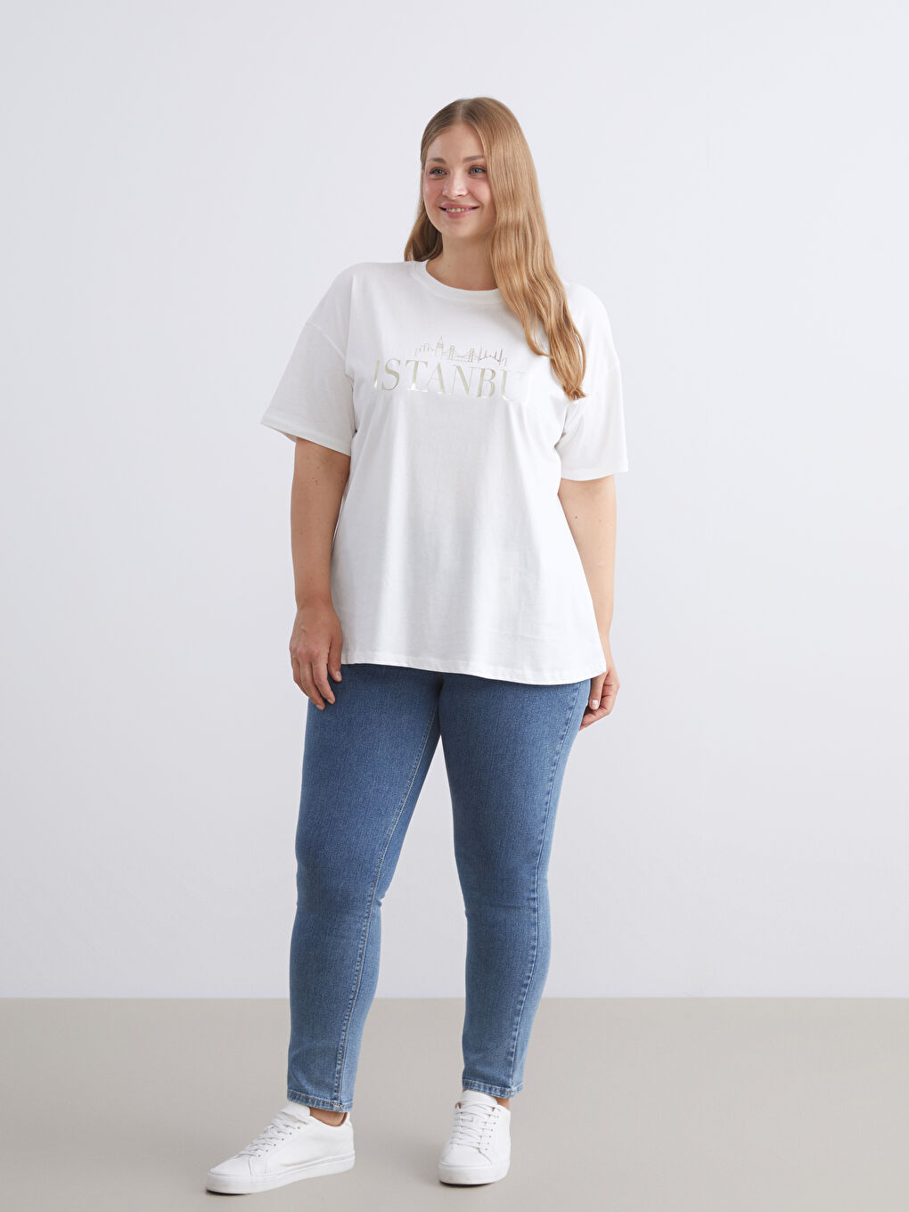 Beyaz Bisiklet Yaka İstanbul Baskılı Kadın Tişört-1