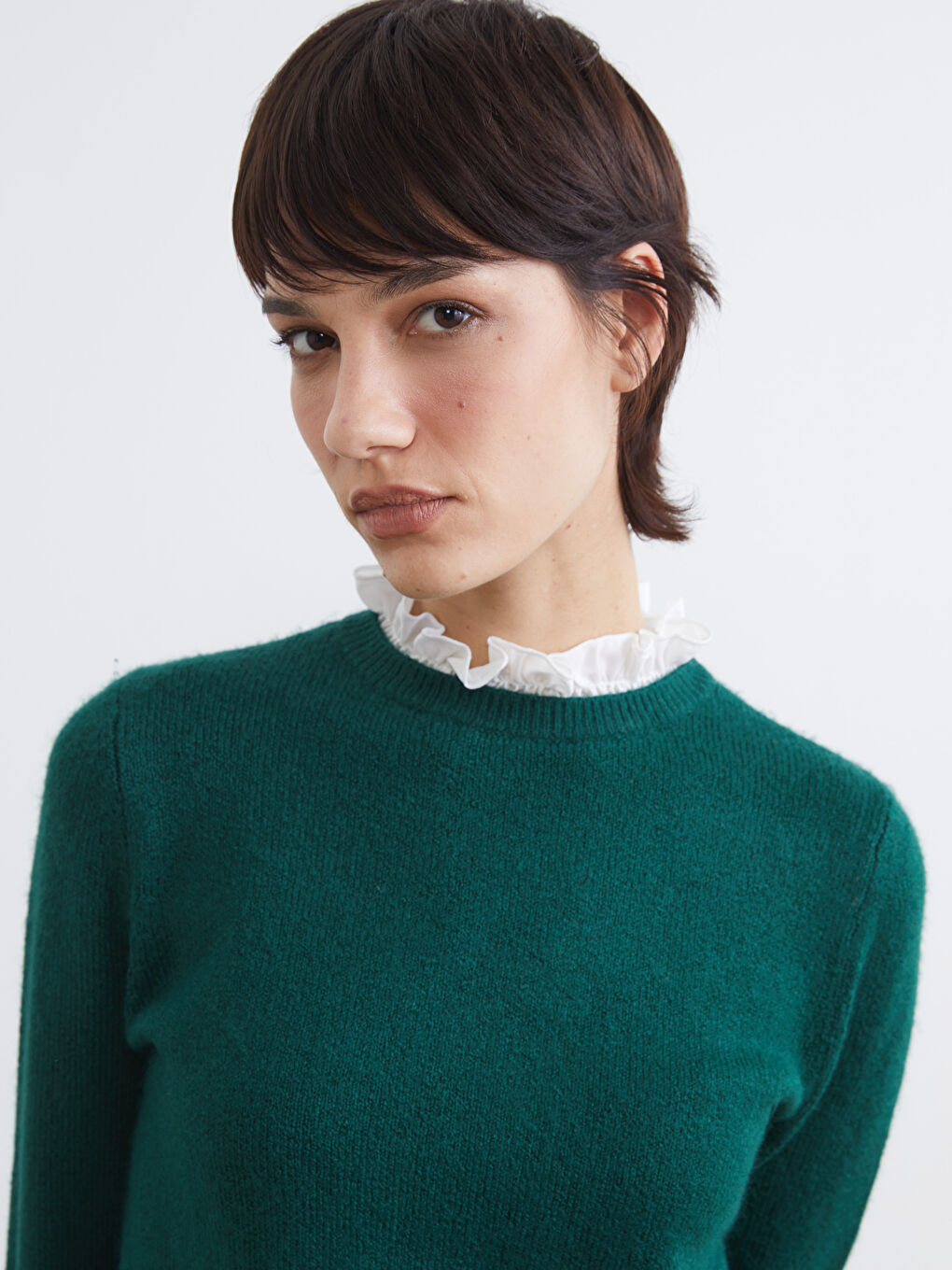 Свитер из трикотажа с воротником-труба и оборками