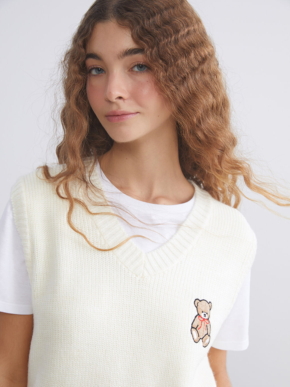 Bej V Yaka Ayı Nakışlı Kadın Triko Süveter-2