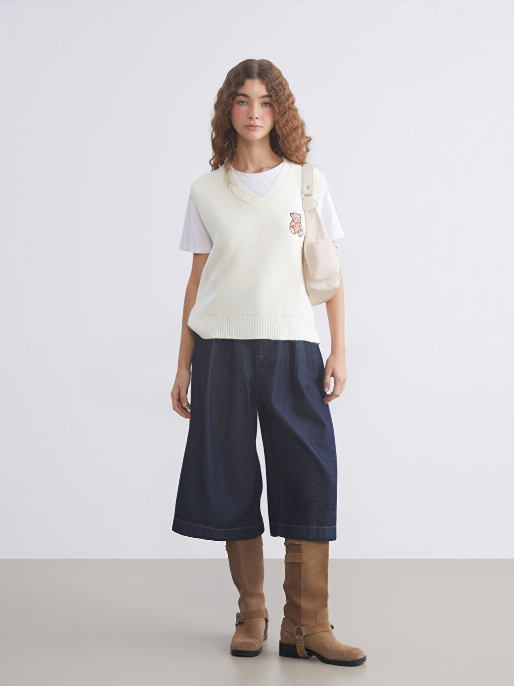 Bej V Yaka Ayı Nakışlı Kadın Triko Süveter-3