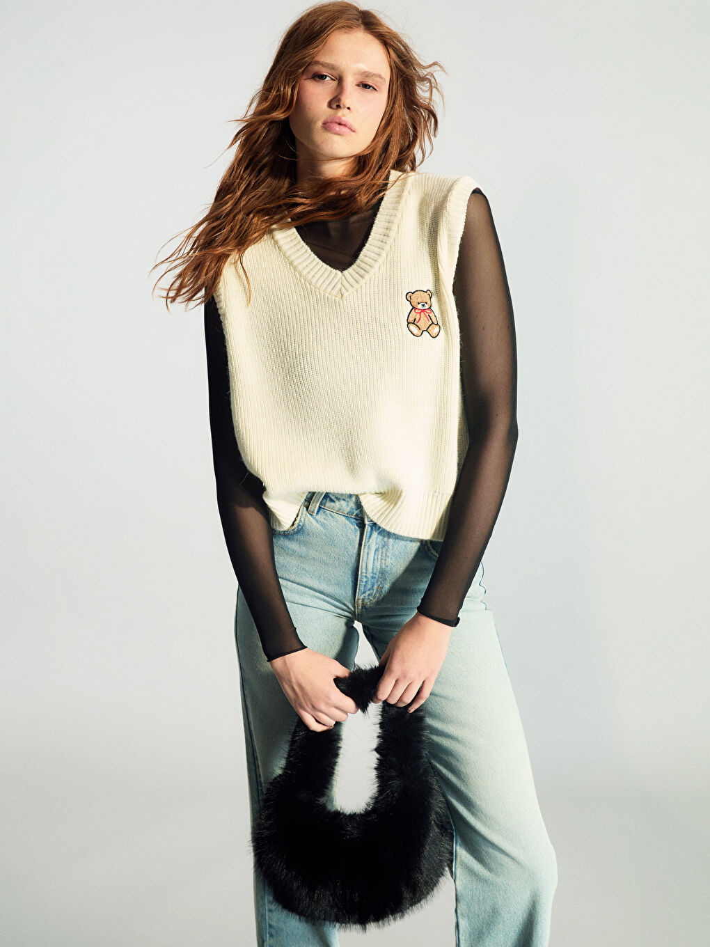 Bej V Yaka Ayı Nakışlı Kadın Triko Süveter