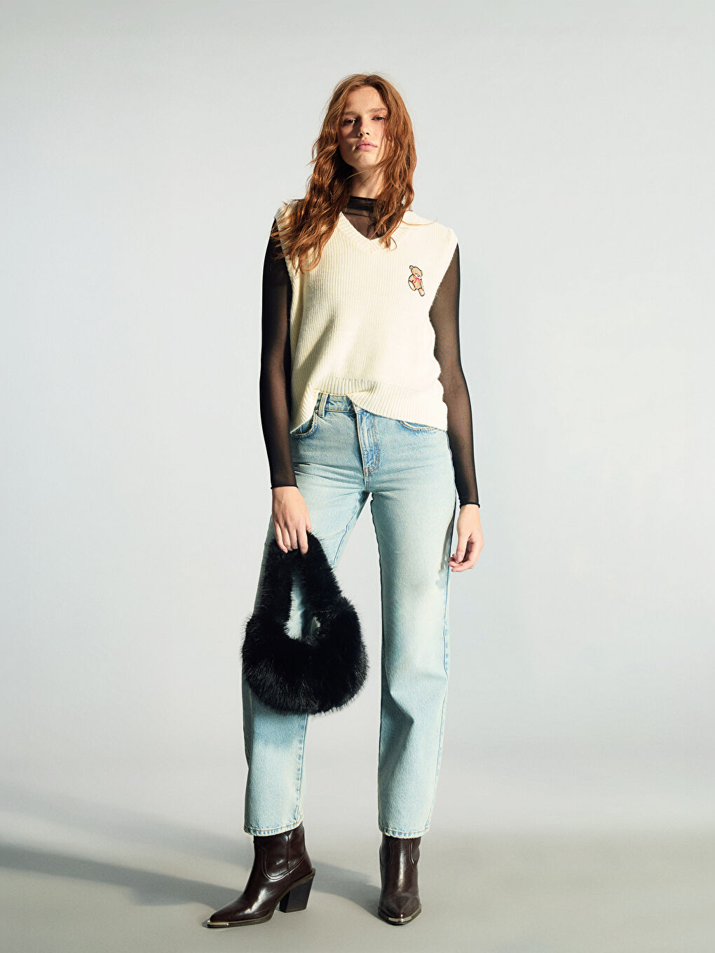 Bej V Yaka Ayı Nakışlı Kadın Triko Süveter-1