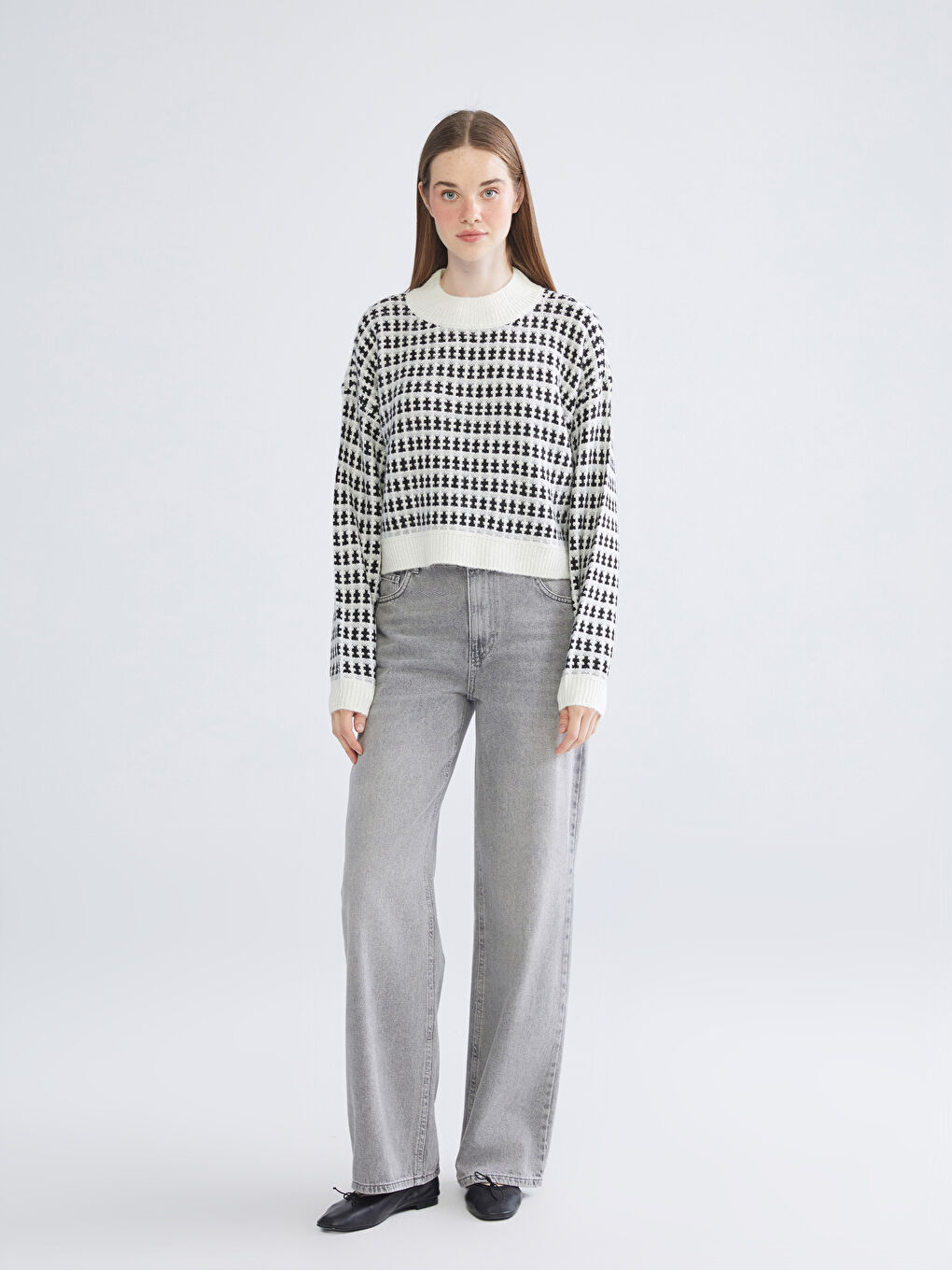 Siyah Dik Yaka Desenli Crop Kadın Triko Kazak-1