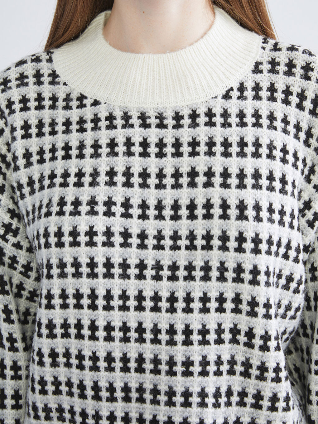 Siyah Dik Yaka Desenli Crop Kadın Triko Kazak-2