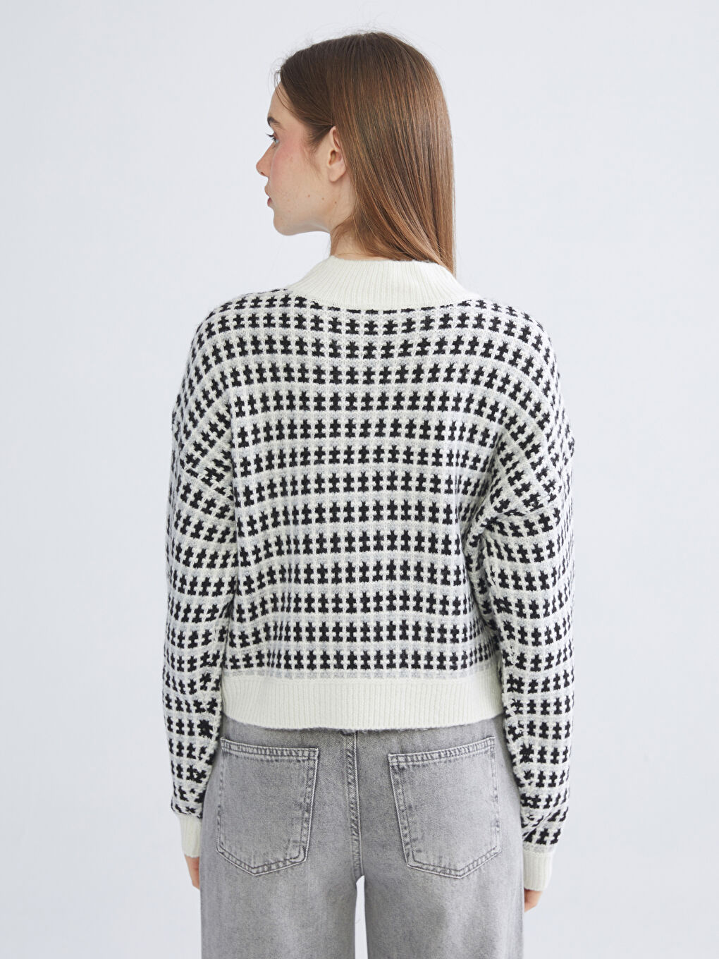 Siyah Dik Yaka Desenli Crop Kadın Triko Kazak-3