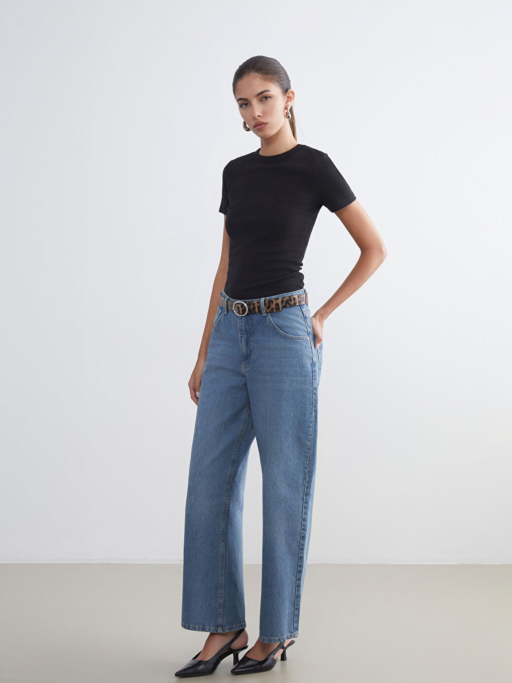 Siyah Bisiklet Yaka Kadın Tişört-1