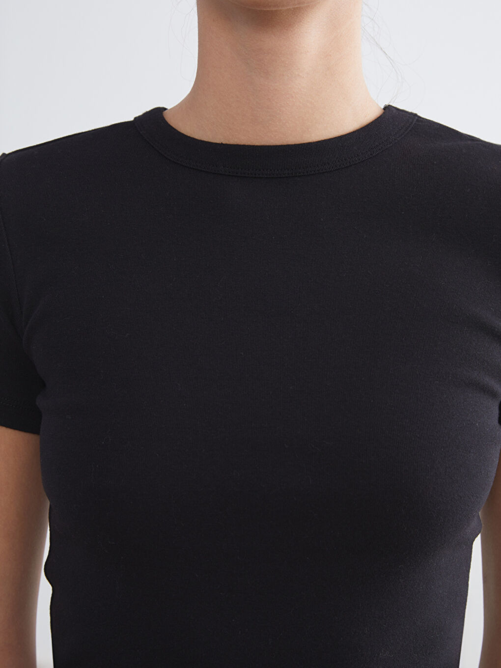 Siyah Bisiklet Yaka Kadın Tişört-2