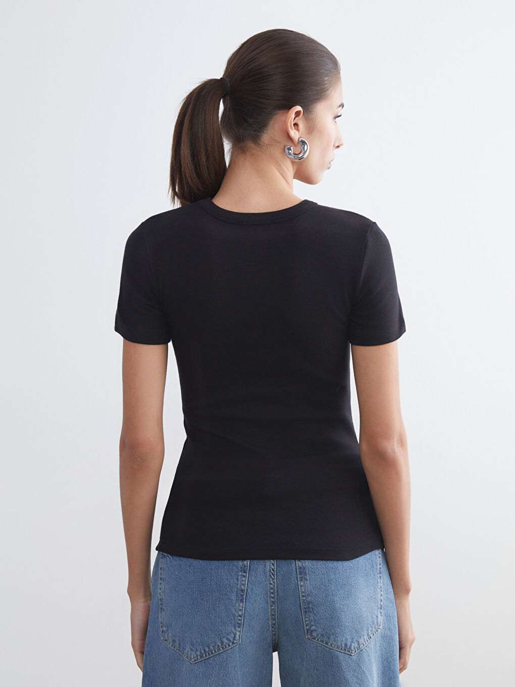 Siyah Bisiklet Yaka Kadın Tişört-3