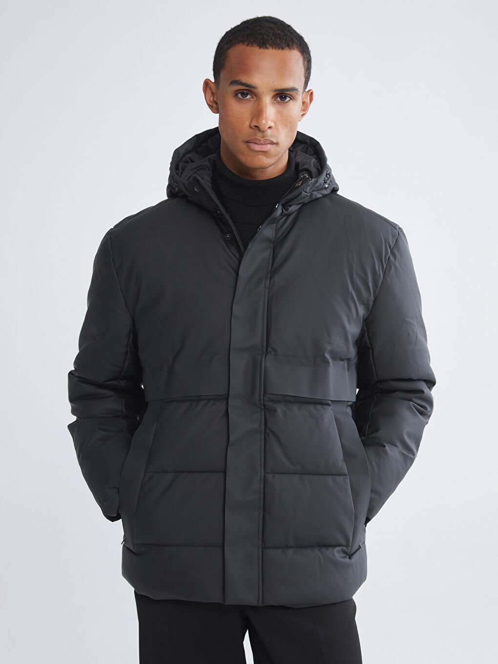 Мужской пуховик свободного кроя с капюшоном