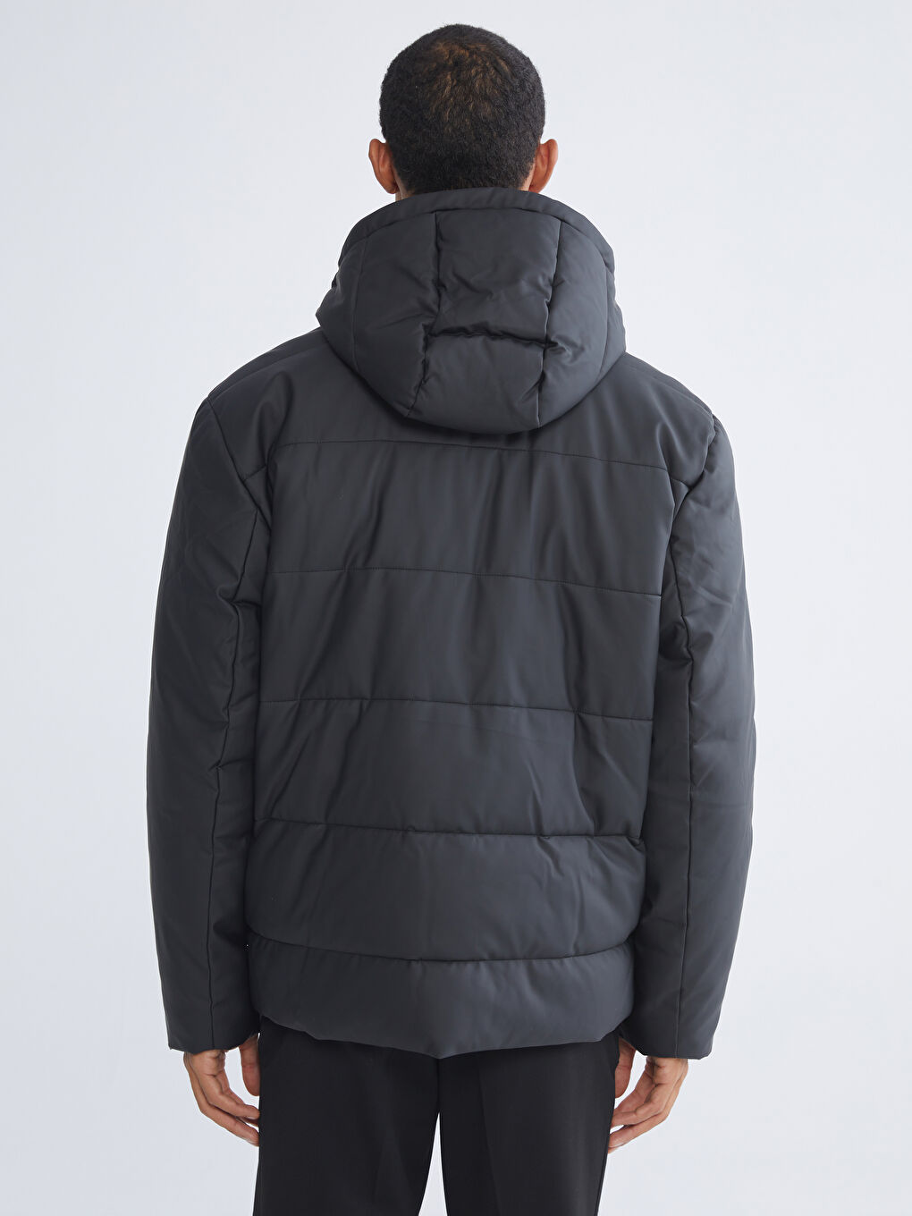 Мужской пуховик свободного кроя с капюшоном-4