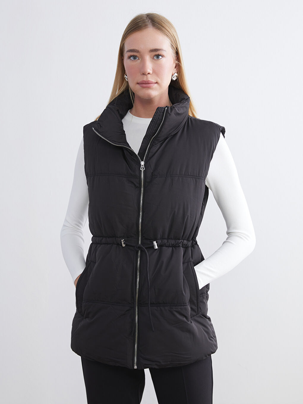 Пухена жилетка с яка тип фуния за жени