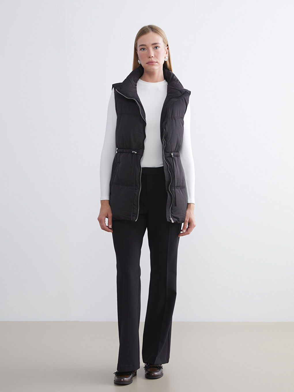 Пухена жилетка с яка тип фуния за жени-1