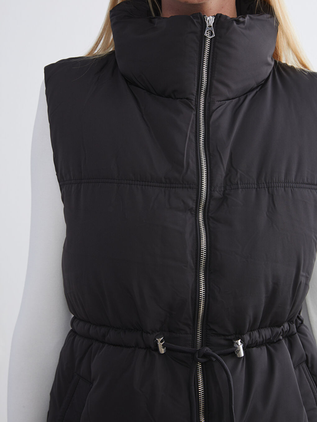 Пухена жилетка с яка тип фуния за жени-3
