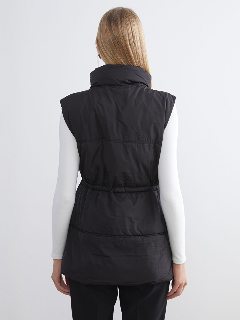 Пухена жилетка с яка тип фуния за жени-4